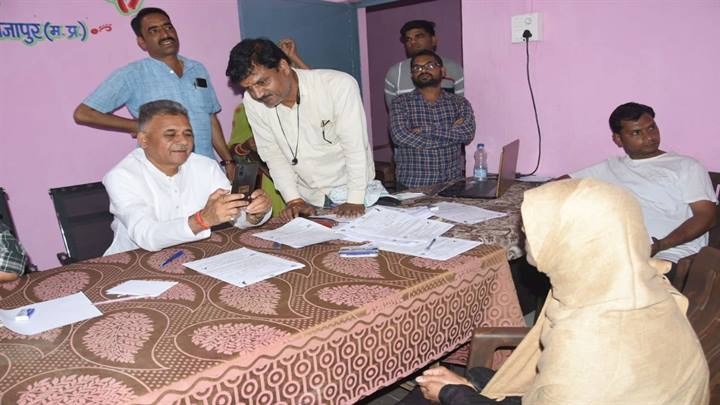 राज्यमंत्री श्री परमार ने शुजालपुर के विभिन्न ग्रामों में महिलाओं के लाड़ली बहना योजना के आवेदन फार्म भरे